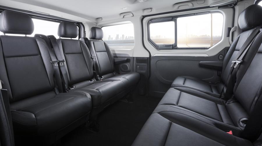Интерьер Opel Vivaro Tourer BiTurbo 2017 года  (фото 12 из 19)